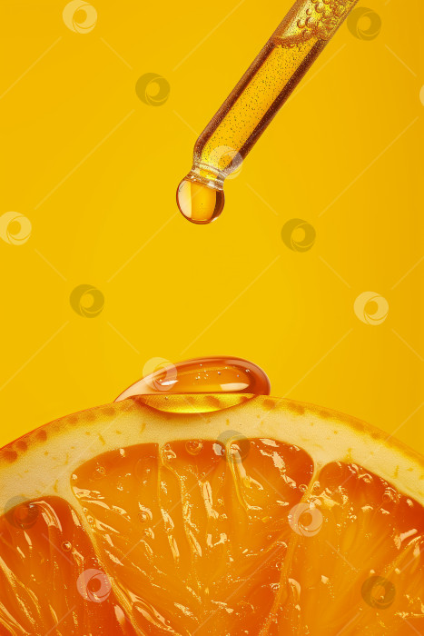 Скачать Концепция Витамин С, капля масла, сыворотка из пипетки на апельсине фотосток Ozero