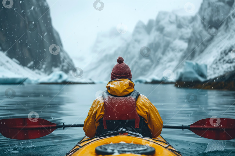 Скачать байдарочник на морском каяке в заснеженной арктической бухте фотосток Ozero