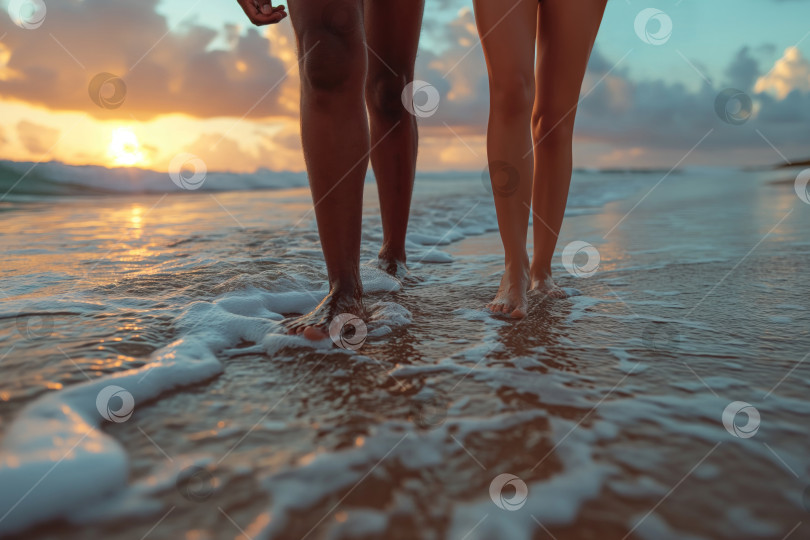Скачать ноги пары, идущей по пляжу в полосе прибоя фотосток Ozero