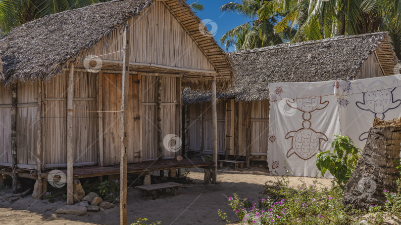 Скачать Традиционные малагасийские дома построены из деревянных досок. фотосток Ozero