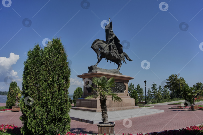 Скачать Памятник основателю города и первому губернатору Самары фотосток Ozero