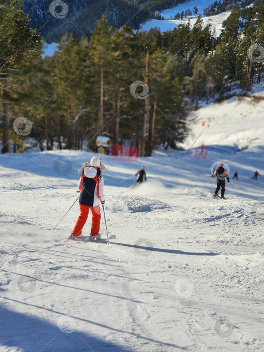 Скачать Лыжники на горнолыжном склоне курорта Архыз, Россия фотосток Ozero