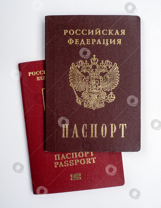 Скачать Два паспорта Российской Федерации, выделенные на белом фоне. Паспорт для выезда за границу и внутренний. Фон с удостоверениями личности фотосток Ozero