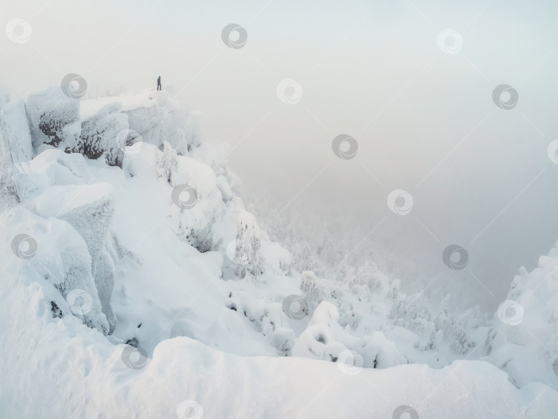 Скачать Неземной зимний минималистский пейзаж. фотосток Ozero