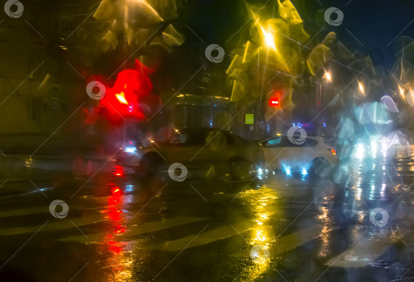Скачать машина едет ночью по дождливому городу фотосток Ozero