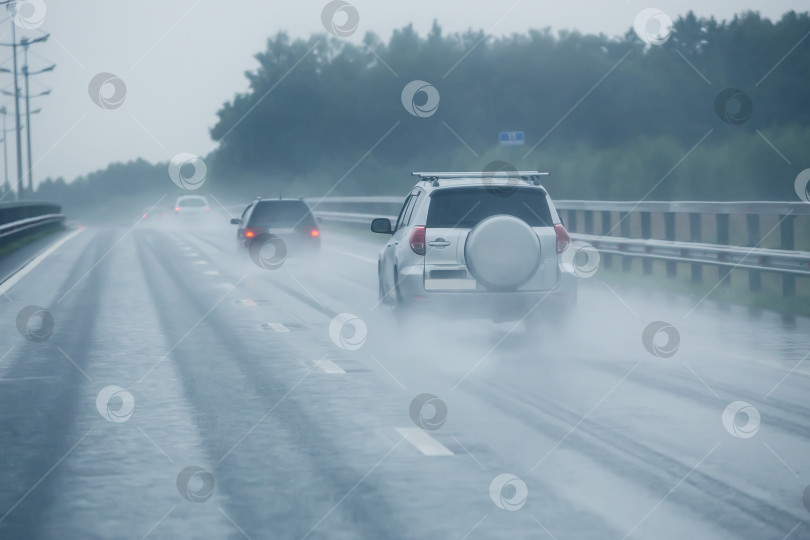 Скачать автомобильное движение по шоссе в дождь фотосток Ozero