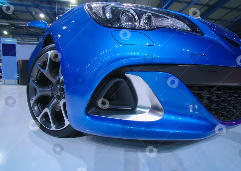 Скачать современный синий спортивный автомобиль фотосток Ozero