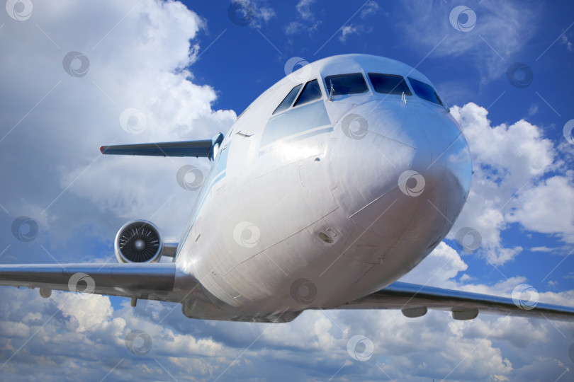Скачать пассажирский самолет в голубом небе фотосток Ozero