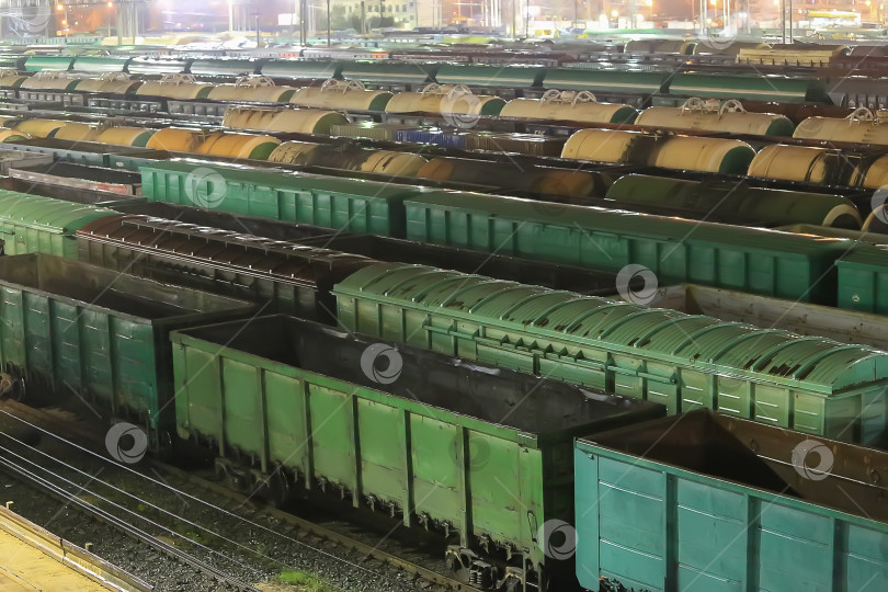 Скачать грузовые вагоны на железнодорожных путях фотосток Ozero