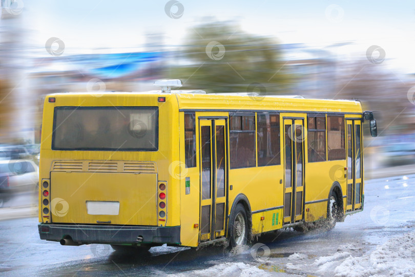 Скачать автобус едет по улице зимой фотосток Ozero