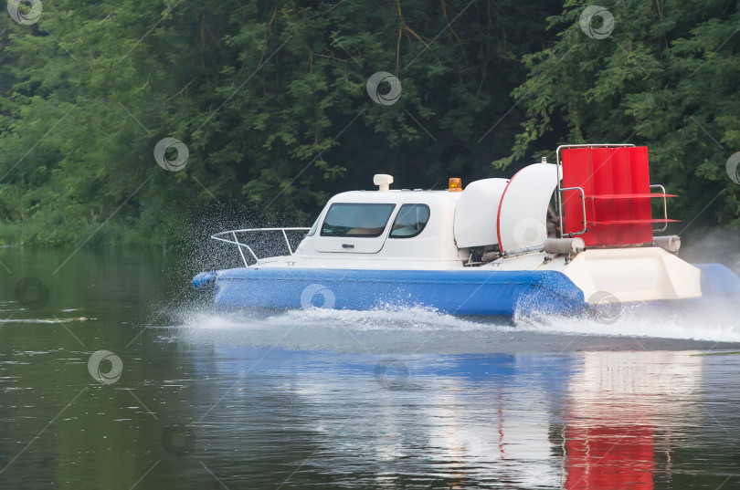 Скачать лодка с пропеллером движется вниз по реке фотосток Ozero