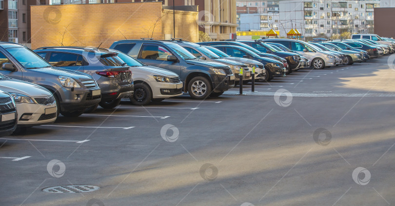 Скачать Автомобили на стоянке в жилом районе фотосток Ozero