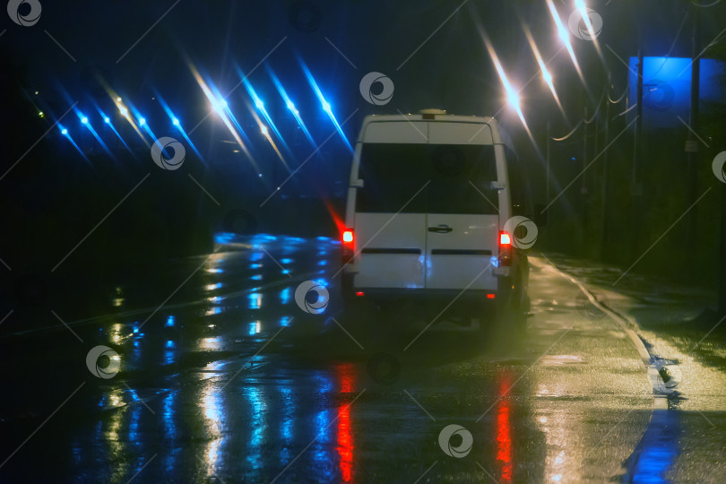 Скачать микроавтобус движется по ночной улице города фотосток Ozero