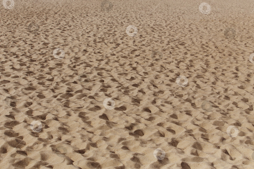 Скачать Пляжный песок на берегу моря со следами ног людей. фотосток Ozero