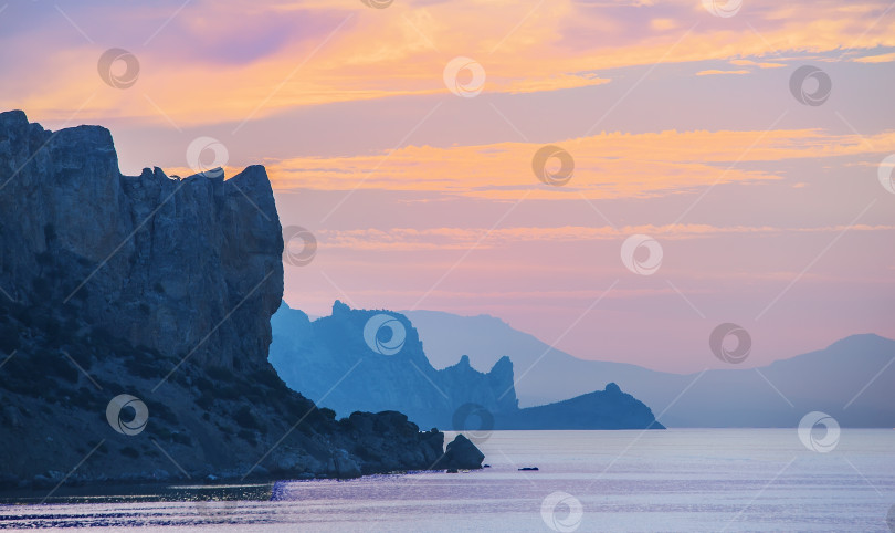 Скачать восход солнца над скалами у морского побережья фотосток Ozero