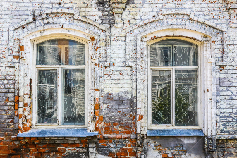 Скачать стена старого кирпичного дома с окнами фотосток Ozero