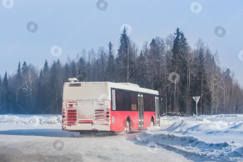 Скачать автобус движется зимой по заснеженной дороге фотосток Ozero