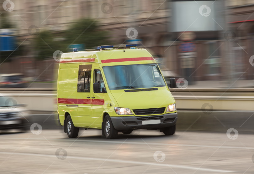 Скачать Машина скорой помощи передвигается по городу фотосток Ozero