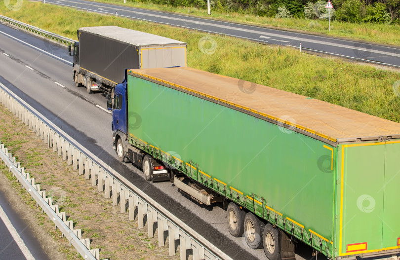 Скачать Два грузовика перевозят груз фотосток Ozero