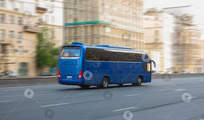 Скачать Туристический автобус движется по городу фотосток Ozero