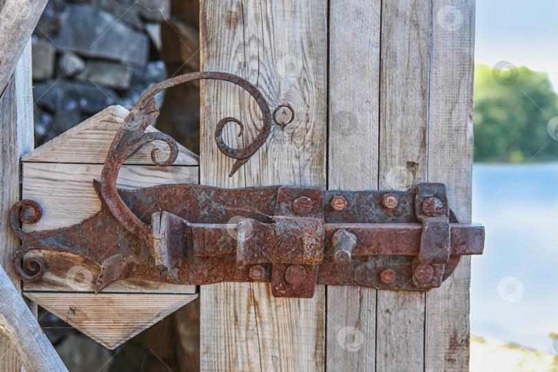 Скачать древний металлический засов на деревянной двери фотосток Ozero