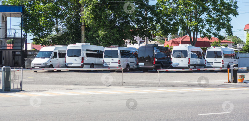 Скачать Микроавтобусы на стоянке у автовокзала фотосток Ozero