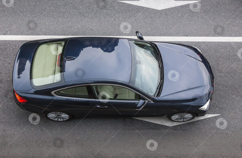 Скачать Автомобиль на дороге в городе, вид сверху фотосток Ozero