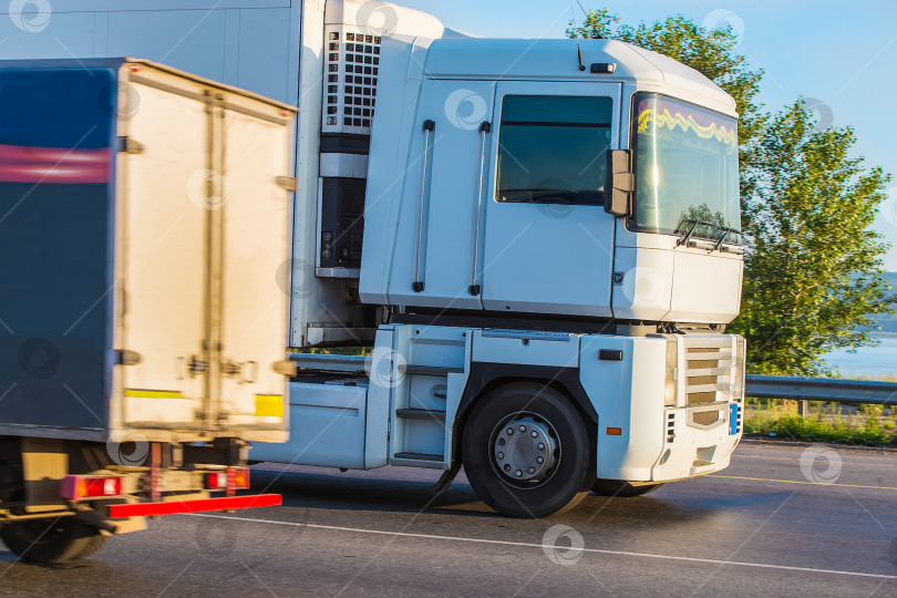 Скачать грузовые автомобили, перевозящие грузы фотосток Ozero