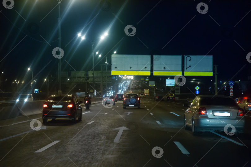 Скачать Движение по шоссе ночью фотосток Ozero
