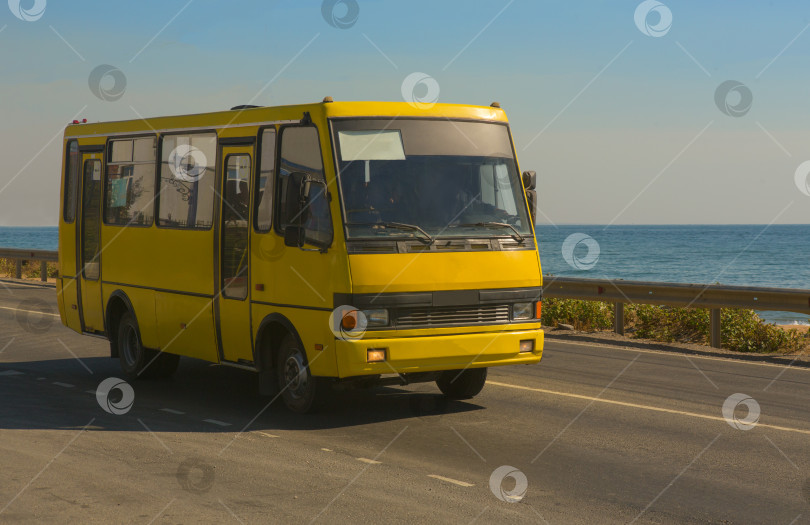 Скачать автобус движется по дороге у моря фотосток Ozero