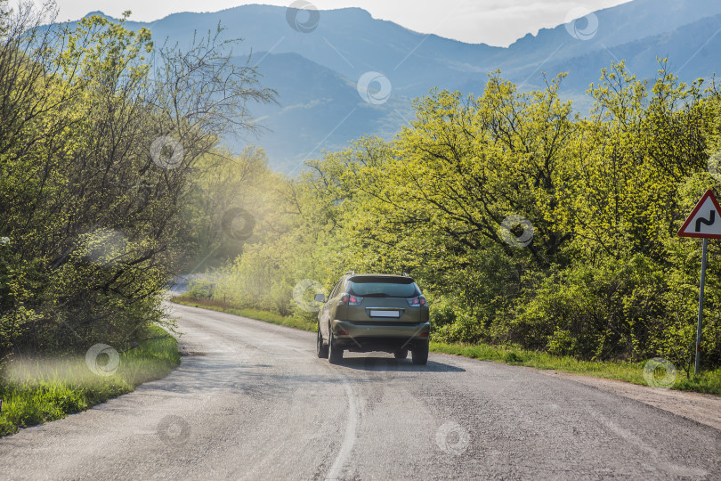 Скачать Автомобиль движется по извилистой дороге фотосток Ozero