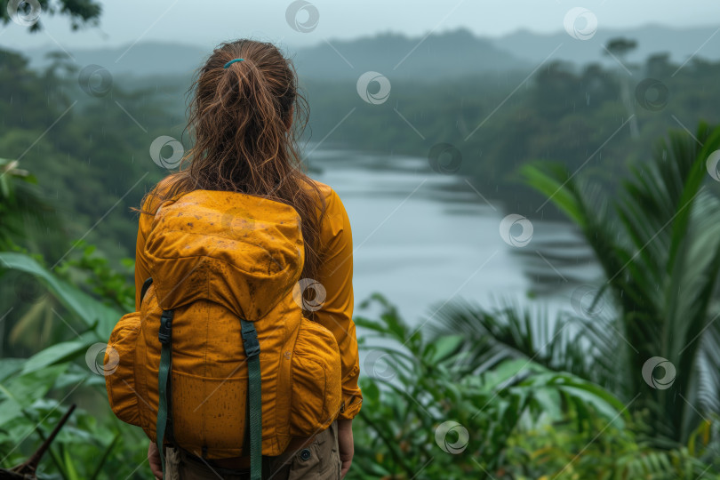 Скачать уставшая туристка путешествует по тропическому лесу фотосток Ozero