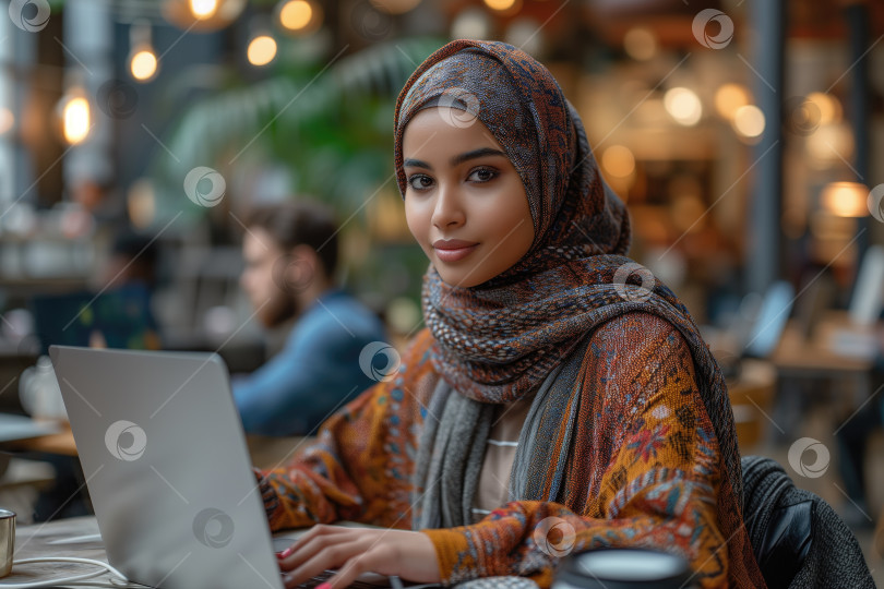 Скачать молодая женщина в хиджабе работает за компьютером в офисе фотосток Ozero