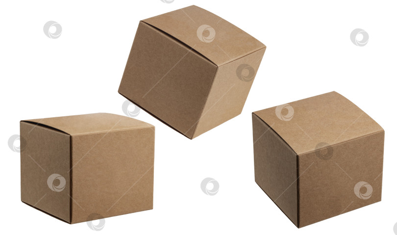 Скачать макет квадратной картонной упаковочной коробки, изолированный на белом фоне фотосток Ozero
