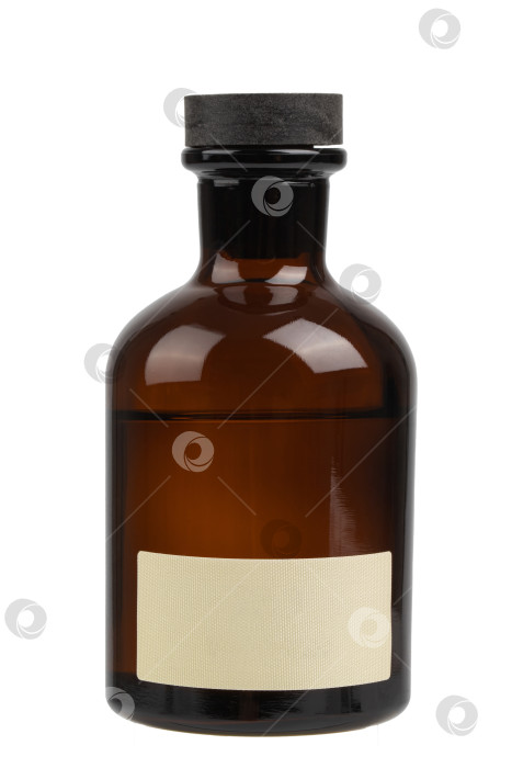 Скачать ароматическое масло во флаконе из коричневого стекла с пластиковой пробкой, выделенное на белом фоне фотосток Ozero