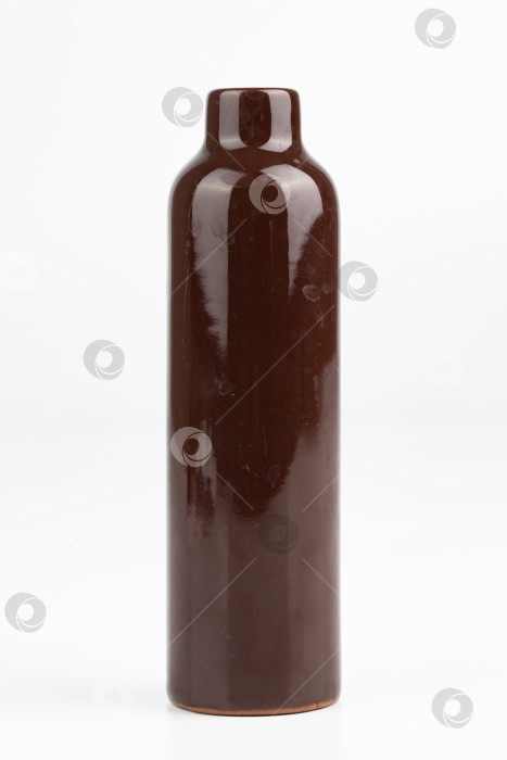 Скачать абстрактная керамическая ваза коричневого цвета, выделенная на белом фоне фотосток Ozero