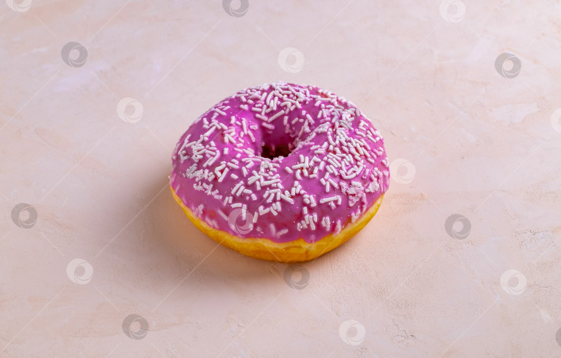 Скачать Розовый пончик, украшенный посыпкой из теста фотосток Ozero