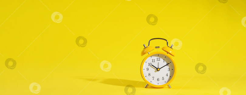 Скачать канцелярские принадлежности, яблоко и ретро-будильник на ярко-желтом фоне фотосток Ozero