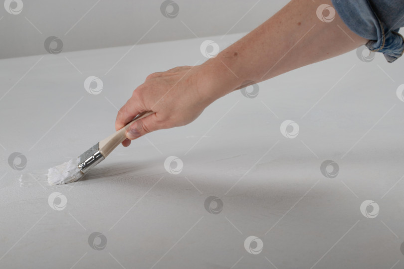 Скачать кисть для рисования в женской руке, белая краска фотосток Ozero