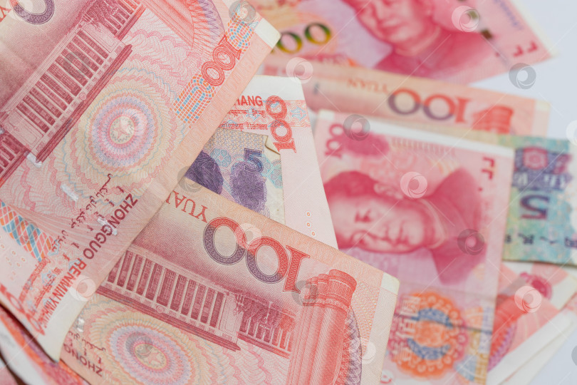 Скачать бумажные банкноты различных номиналов, китайский юань, бизнес и финансы фотосток Ozero