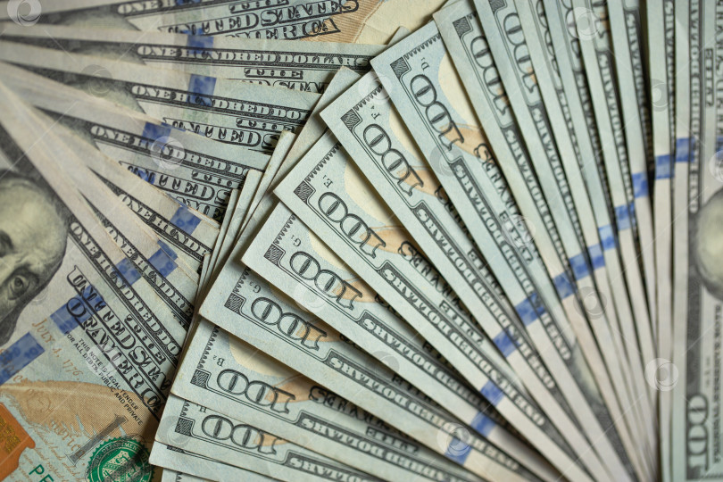Скачать бумажные купюры американских долларов на сером фоне, финансы, деньги, конвертируемая валюта фотосток Ozero