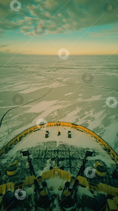 Скачать Вид на замерзший залив с носа корабля фотосток Ozero