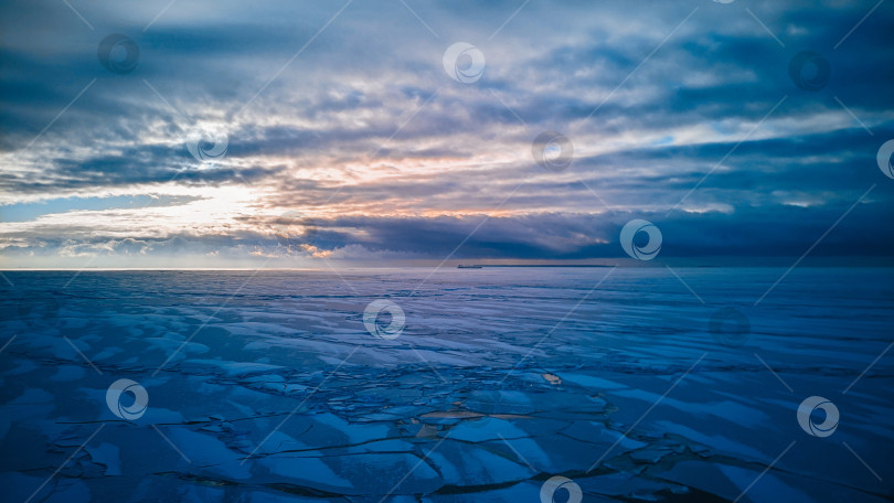 Скачать Облачный рассвет во льдах фотосток Ozero