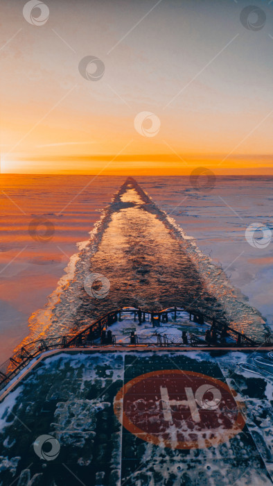 Скачать Вид с судна на пройденный им путь во льдах фотосток Ozero