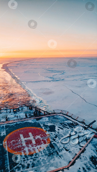 Скачать След судна на фоне рассвета фотосток Ozero