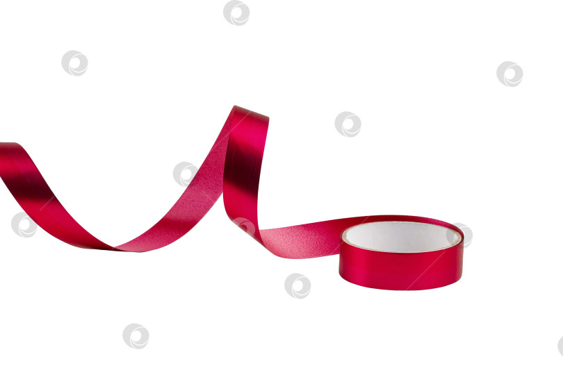 Скачать атласная розовая лента, скрученная на столе, выделена на белом фоне фотосток Ozero