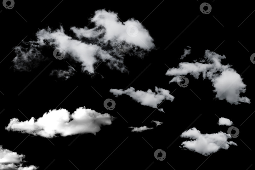 Скачать белые пушистые облака, выделенные на черном фоне, клипарт фотосток Ozero