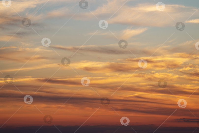Скачать летний вечер, закат в желтых, оранжевых и розовых тонах с облаками, фон фотосток Ozero