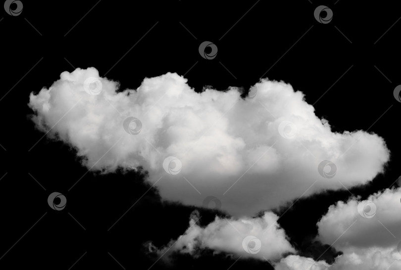 Скачать белые пушистые облака, выделенные на черном фоне, клипарт фотосток Ozero