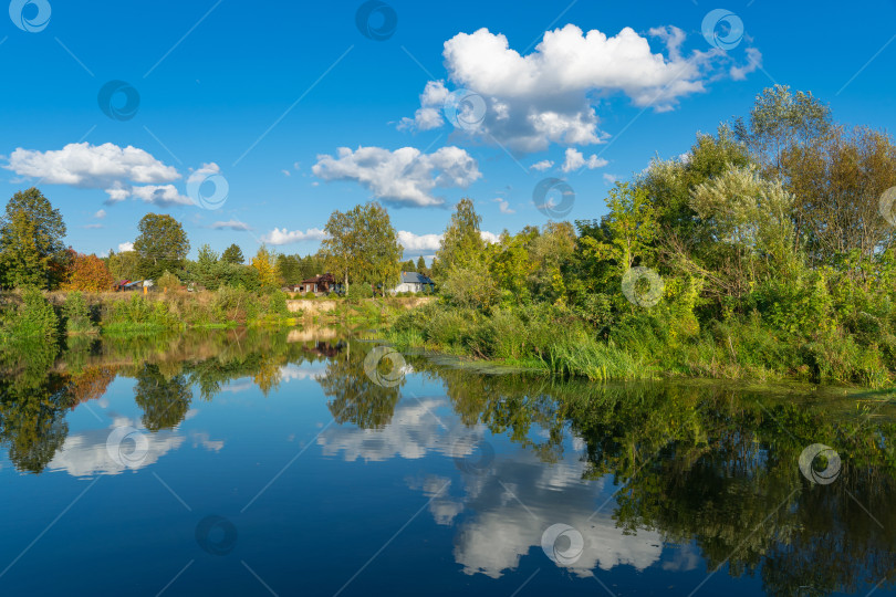 Скачать летний пейзаж с рекой, дорогой и облаками в голубом небе фотосток Ozero